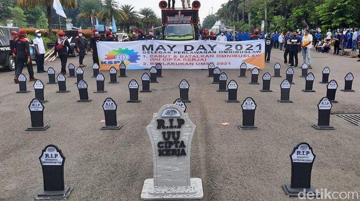 Suasana peringatan Hari Buruh atau May Day 2021 di sekitar Patung Kuda pintu Monas (Yogi Ernes/detikcom)