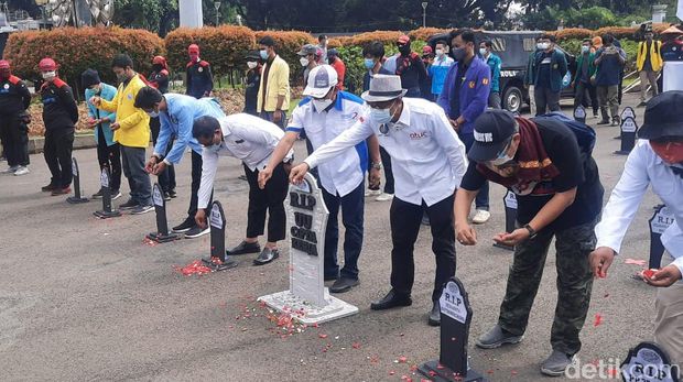 Suasana peringatan Hari Buruh atau May Day 2021 di sekitar Patung Kuda pintu Monas (Yogi Ernes/detikcom)