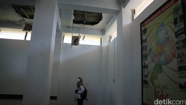 Selanjutnya naik di ruang lantai dua terdapat galeri foto sejumlah tempat wisata di Kudus. Sayang ruangan tersebut atapnya ada yang ambrol dan belum diperbaiki. Selanjutnya naik di ruang lantai dua terdapat galeri foto sejumlah tempat wisata di Kudus. Sayang ruangan tersebut atapnya ada yang ambrol dan belum diperbaiki.