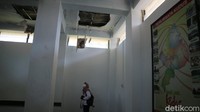 Selanjutnya naik di ruang lantai dua terdapat galeri foto sejumlah tempat wisata di Kudus. Sayang ruangan tersebut atapnya ada yang ambrol dan belum diperbaiki. 