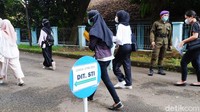 Peserta antre dengan menjaga jarak satu sama lainnya. Mereka juga wajib memakai masker.
