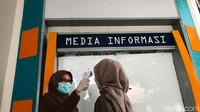 Suhu tubuh peserta UTBK juga dicek.