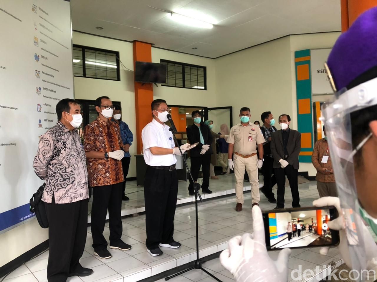 (kemeja putih) Ketua Pelaksana Eksekutif Lembaga Tes Masuk Perguruan Tinggi (LTPMT) Prof. Dr. Budi Prasetyo Widyobroto)