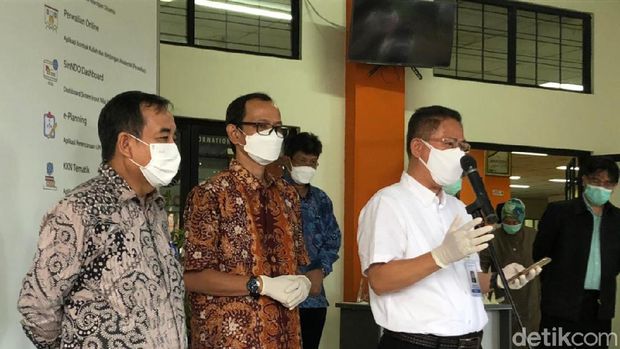 (kemeja putih) Ketua Pelaksana Eksekutif Lembaga Tes Masuk Perguruan Tinggi (LTPMT) Prof. Dr. Budi Prasetyo Widyobroto)