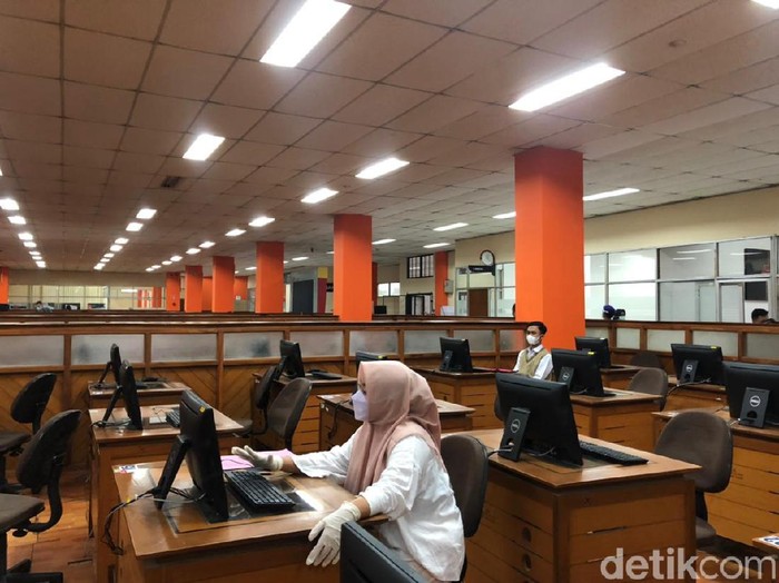(kemeja putih) Ketua Pelaksana Eksekutif Lembaga Tes Masuk Perguruan Tinggi (LTPMT) Prof. Dr. Budi Prasetyo Widyobroto)