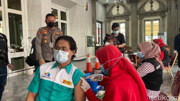 Vaksinasi buruh di Semarang, Sabtu (1/5/2021).