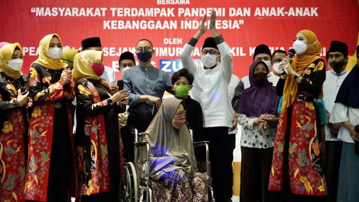 Zulhas Santuni Anak-anak Difabel Dhuafa Wakil Ketua MPR RI Zulkifli Hasan menyantuni puluhan anak dhuafa dengan down syndrome di Surabaya, Jawa Timur. Hal ini dilakukan Ketua Umum PAN itu di sela-sela rangkaian safari Ramadan yang ia lakukan di Jawa Timur.