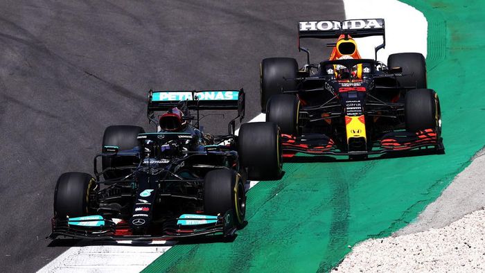 1315857251 PORTIMAO, PORTUGAL - MAY 02: Lewis Hamilton of Great Britain driving the (44) Mercedes AMG Petronas F1 Team Mercedes W12 and Max Verstappen of the Netherlands driving the (33) Red Bull Racing RB16B Honda battle for position during the F1 Grand Prix of Portugal at Autodromo Internacional Do Algarve on May 02, 2021 in Portimao, Portugal. (Photo by Lars Baron/Getty Images)