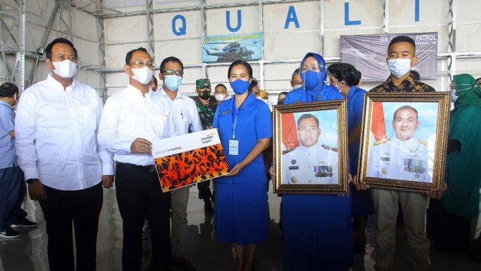 Keluarga korban kru KRI Nanggala-402 diberikan Program Tabungan Hari Tua (THT), Jaminan Kecelakaan Kerja (JKK) dan Beasiswa. Total santunan yang diberikan Rp 6,7 miliar.