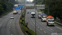 Dari Jakarta melalui jalur tol Cikampek, arus lalu lintas masih terpantau lancar. Tak ada antrean kendaraan di sejumlah gerbang tol (GT).
