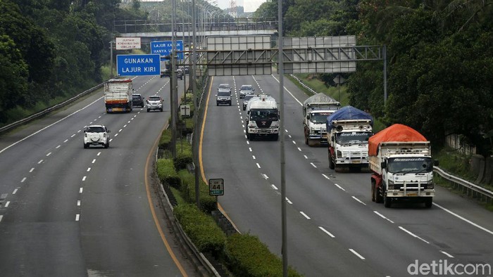 H-10 Lebaran, arus lalu lintas di Tol Cikampek, terpantau lengang, Minggu (02/05/2021). Tidak terdapat antrean kendaraan karena adanya larangan mudik.
