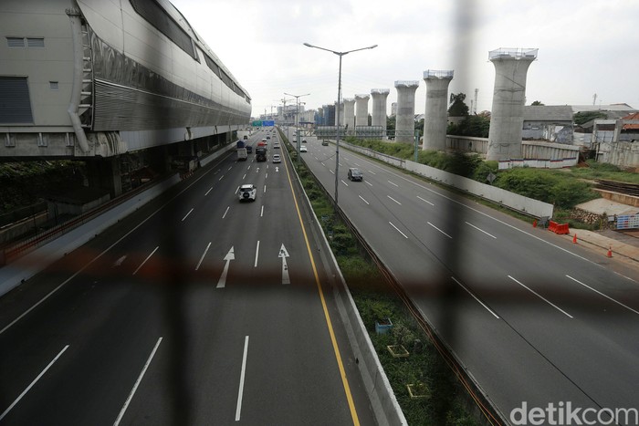 H-10 Lebaran, arus lalu lintas di Tol Cikampek, terpantau lengang, Minggu (02/05/2021). Tidak terdapat antrean kendaraan karena adanya larangan mudik.