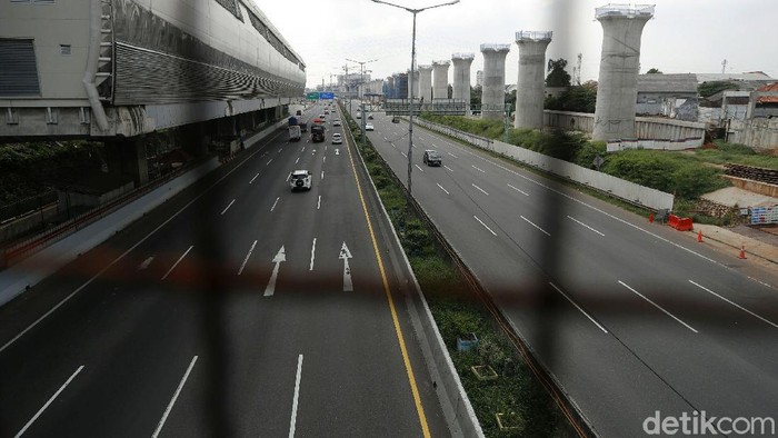 H-10 Lebaran, arus lalu lintas di Tol Cikampek, terpantau lengang, Minggu (02/05/2021). Tidak terdapat antrean kendaraan karena adanya larangan mudik.