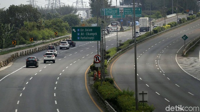 H-10 Lebaran, arus lalu lintas di Tol Cikampek, terpantau lengang, Minggu (02/05/2021). Tidak terdapat antrean kendaraan karena adanya larangan mudik.