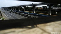 Arus lalu lintas dari arah Jakarta melalui Tol Cikampek, terpantau lengang dan lancar.
