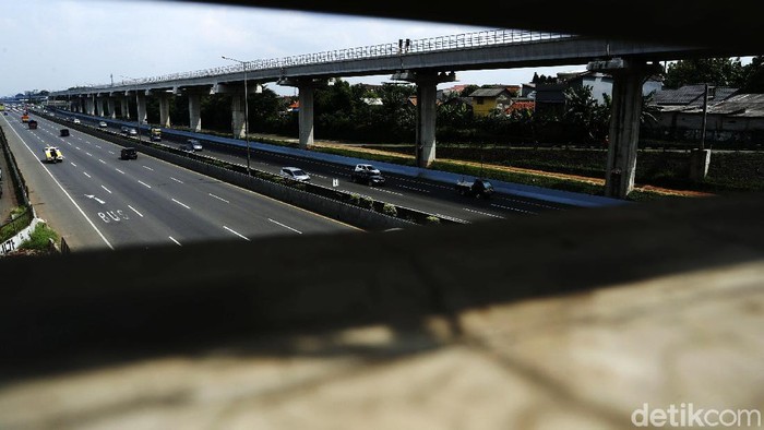 Ada Larangan Mudik, Jalan Tol Cikampek Lengang H-10 Lebaran, arus lalu lintas di Tol Cikampek, terpantau lengang, Minggu (02/05/2021). Tidak terdapat antrean kendaraan karena adanya larangan mudik.