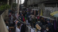 PKL yang berada di tepi trotoar sekitar Pusat Grosir Pasar Tanah Abang, Jakarta Pusat, juga diserbu pengunjung.