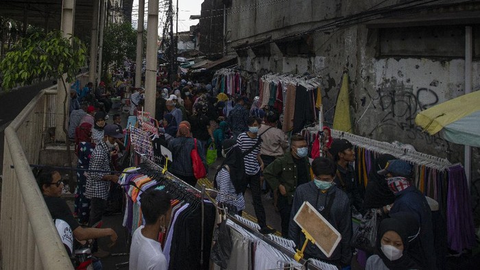Gubernur DKI Jakarta Anies Baswedan (kanan) bersama Panglima Kodam Jaya Mayjen TNI Dudung Abdurachman (ketiga kiri) dan Kapolda Metro Jaya Muhammad Fadil Imran (kedua kanan) meninjau situasi di Pusat Grosir Pasar Tanah Abang, Jakarta Pusat, Minggu (2/5/2021). Anies mengakui adanya lonjakan pengunjung di pusat tekstil terbesar se-Asia Tenggara dari sekitar 35.000 pengunjung pada hari biasa menjadi sekitar 87.000 orang pada akhir pekan ini sehingga pihaknya menyiagakan sekitar 750 petugas untuk menjaga kedisiplinan protokol kesehatan untuk mencegah penularan COVID-19. ANTARA FOTO/Aditya Pradana Putra/foc.