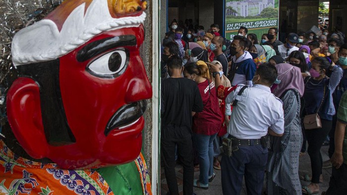 Aduh! di Tengah Pandemi, Pasar Tanah Abang Penuh Sesak Gubernur DKI Jakarta Anies Baswedan (kanan) bersama Panglima Kodam Jaya Mayjen TNI Dudung Abdurachman (ketiga kiri) dan Kapolda Metro Jaya Muhammad Fadil Imran (kedua kanan) meninjau situasi di Pusat Grosir Pasar Tanah Abang, Jakarta Pusat, Minggu (2/5/2021). Anies mengakui adanya lonjakan pengunjung di pusat tekstil terbesar se-Asia Tenggara dari sekitar 35.000 pengunjung pada hari biasa menjadi sekitar 87.000 orang pada akhir pekan ini sehingga pihaknya menyiagakan sekitar 750 petugas untuk menjaga kedisiplinan protokol kesehatan untuk mencegah penularan COVID-19. ANTARA FOTO/Aditya Pradana Putra/foc.