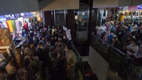 Gubernur DKI Jakarta Anies Baswedan (kanan) bersama Panglima Kodam Jaya Mayjen TNI Dudung Abdurachman (ketiga kiri) dan Kapolda Metro Jaya Muhammad Fadil Imran (kedua kanan) meninjau situasi di Pusat Grosir Pasar Tanah Abang, Jakarta Pusat, Minggu (2/5/2021).