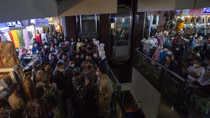 Gubernur DKI Jakarta Anies Baswedan (kanan) bersama Panglima Kodam Jaya Mayjen TNI Dudung Abdurachman (ketiga kiri) dan Kapolda Metro Jaya Muhammad Fadil Imran (kedua kanan) meninjau situasi di Pusat Grosir Pasar Tanah Abang, Jakarta Pusat, Minggu (2/5/2021). Anies mengakui adanya lonjakan pengunjung di pusat tekstil terbesar se-Asia Tenggara dari sekitar 35.000 pengunjung pada hari biasa menjadi sekitar 87.000 orang pada akhir pekan ini sehingga pihaknya menyiagakan sekitar 750 petugas untuk menjaga kedisiplinan protokol kesehatan untuk mencegah penularan COVID-19. ANTARA FOTO/Aditya Pradana Putra/foc.
