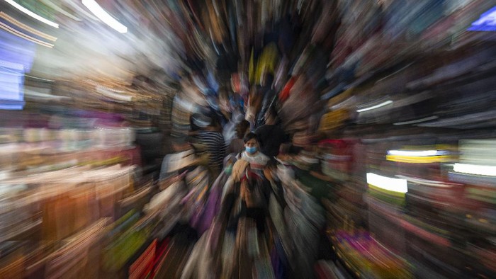Gubernur DKI Jakarta Anies Baswedan (kanan) bersama Panglima Kodam Jaya Mayjen TNI Dudung Abdurachman (ketiga kiri) dan Kapolda Metro Jaya Muhammad Fadil Imran (kedua kanan) meninjau situasi di Pusat Grosir Pasar Tanah Abang, Jakarta Pusat, Minggu (2/5/2021). Anies mengakui adanya lonjakan pengunjung di pusat tekstil terbesar se-Asia Tenggara dari sekitar 35.000 pengunjung pada hari biasa menjadi sekitar 87.000 orang pada akhir pekan ini sehingga pihaknya menyiagakan sekitar 750 petugas untuk menjaga kedisiplinan protokol kesehatan untuk mencegah penularan COVID-19. ANTARA FOTO/Aditya Pradana Putra/foc.