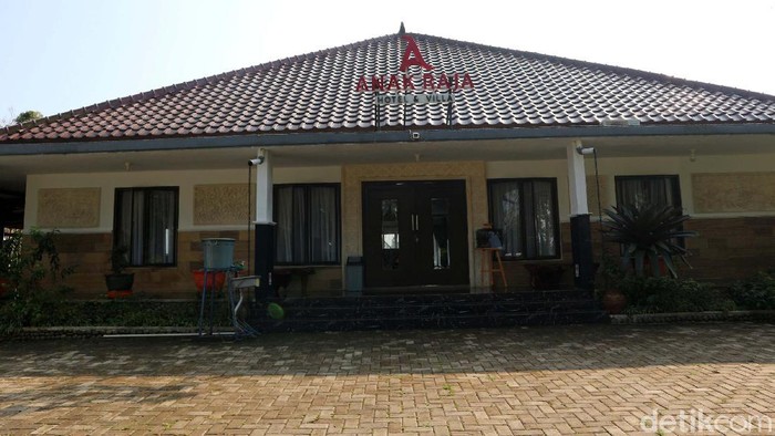 Anak Raja, Resort Berkonsep Waterpark untuk Keluarga Kawasan Cikidang di Kabupaten Sukabumi menawarkan aneka pilihan untuk liburan keluarga. Salah satunya adalah Anak Raja Resort.