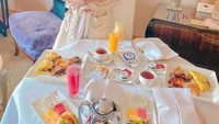 Sarapan mewah di Hotel juga pernah mereka bagikan momennya. Ada American Breakfast, salad, dan teh yang mereka nikmati. Foto: Instagram @angbeenrishi