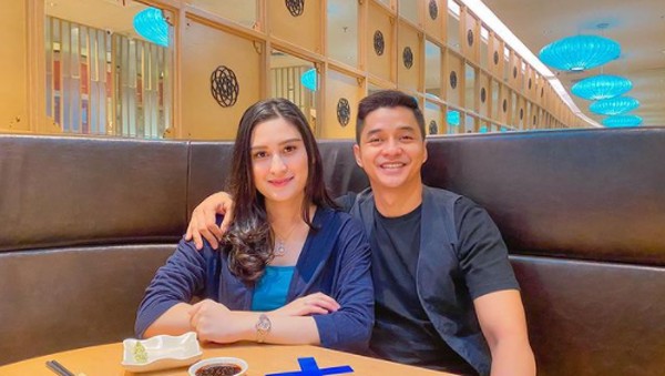 Momen Romantis Angbeen Rishi dan Adly Fairuz Saat Makan Bareng