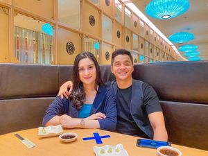 Momen Romantis Angbeen Rishi dan Adly Fairuz Saat Makan Bareng