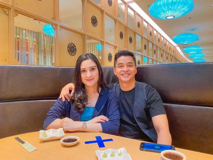 Momen Romantis Angbeen Rishi dan Adly Fairuz Saat Makan Bareng