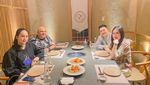 Momen Romantis Angbeen Rishi dan Adly Fairuz Saat Makan Bareng