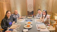 Makan malam bersama keluarga juga memperlihatkan bagaimana mesranya Angbeen Rishi dan Adly. Foto: Instagram @angbeenrishi