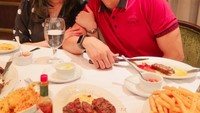 Momen romantis lainnya jelas terlihat saat Angbeen dan Rishi merayakan Anniversary mereka. Foto: Instagram @angbeenrishi