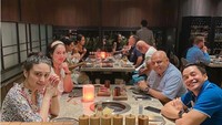 Makan bersama di restoran BBQ membuat keluarga Angbeen Rishi tampak kompak. Foto: Instagram @angbeenrishi
