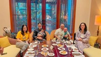 Angbeen Rishi dan Adly Fairuz banyak sekali menyimpan momen kuliner romantis mereka. Seperti buka puasa bersama orang tuanya ini. Foto: Instagram @angbeenrishi