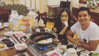 Angbeen Rishi dan Adly Fairuz juga tampak mesra saat menikmati paket hot pot di rumah. Foto: Instagram @angbeenrishi