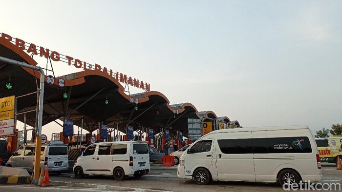 Antrean kendaraan di Tol Cipali sudah mulai terlihat didominasi mikrobus