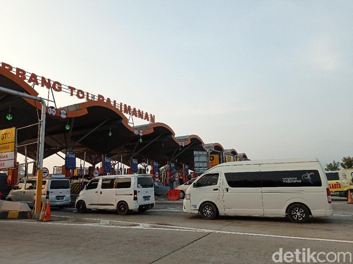 Antrean kendaraan di Tol Cipali sudah mulai terlihat didominasi mikrobus