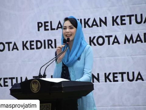 Arumi Bachsin yang jadi isteri pejabat.