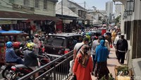 Tampak arus lalu lintas di pasar padat merayap.