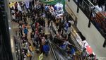 Berburu Baju Lebaran, Warga Berjubel di Pasar Baru Bandung
