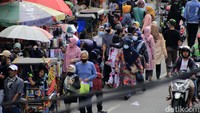 Pantauan detikcom, kerumunan terlihat sejak memasuki Jalan Otto Iskandar Dinata. Warga berlalu lalang di antara antrean kendaraan yang hendak mencari tempat menepi untuk masuk ke Pasar Baru.