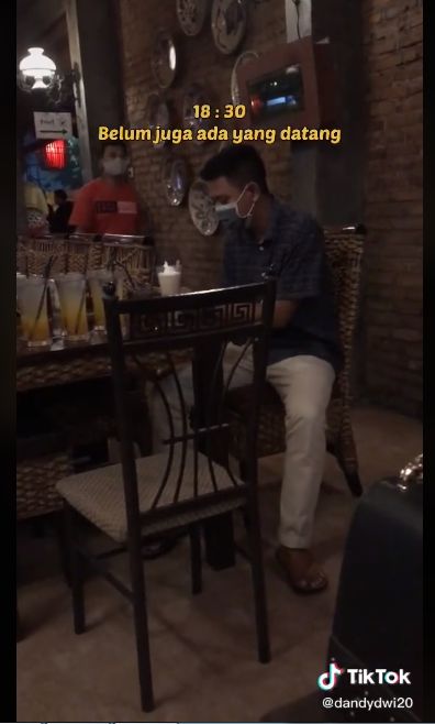 Sedih! Pesan Banyak Makanan di Resto Buat Bukber, Tak Ada Teman yang Datang