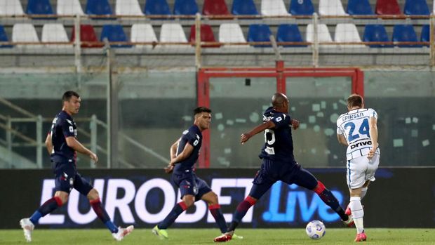 CROTONE, ITALY - MAY 01: Christian Eriksen of Inter celebrates after scoring the opening goal during the Serie A match between FC Crotone and FC Internazionale at Stadio Comunale Ezio Scida on May 01, 2021 in Crotone, Italy. Sporting stadiums around Italy remain under strict restrictions due to the Coronavirus Pandemic as Government social distancing laws prohibit fans inside venues resulting in games being played behind closed doors.  (Photo by Maurizio Lagana/Getty Images)