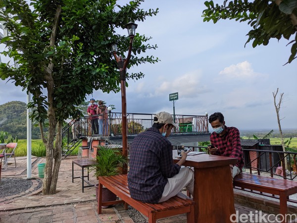 Di Dadap Sumilir, pengunjung dapat menyantap pelbagai hidangan tradisional sembari menyaksikan pemandangan khas pedesaan dan Perbukitan Menoreh. Di Dadap Sumilir, pengunjung dapat menyantap pelbagai hidangan tradisional sembari menyaksikan pemandangan khas pedesaan dan Perbukitan Menoreh.