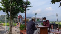 Di Dadap Sumilir, pengunjung dapat menyantap pelbagai hidangan tradisional sembari menyaksikan pemandangan khas pedesaan dan Perbukitan Menoreh.