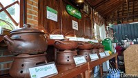 Di Dadap Sumilir pengunjung dapat menikmati berbagai menu ndeso, seperti sayur lodeh, sayur bening, tahu dan tempe garet, aneka sambal, pepes, geblek, mendoan dan yang paling favorit, sego wiwit.
