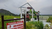 Perpaduan antara hidangan tradisional dengan pemandangan alam sekitar itulah yang menjadi daya tarik rumah makan Dadap Sumilir. Tak heran rumah makan ini selalu ramai turis.