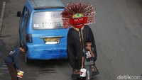 Wakil Gubernur DKI Jakarta Ahmad Riza Patria mengatakan, kebijakan melarang ondel-ondel sebagai sarana mengamen adalah bentuk apresiasi terhadap budaya. Dia menjelaskan, ondel-ondel sebagai warisan budaya Betawi harus ditempatkan di tempat yang tinggi dan tidak digunakan untuk mengamen.